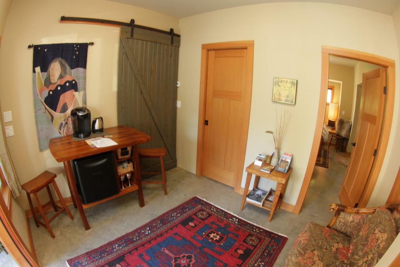 Black Bear Guesthouse Tofino Eksteriør bilde